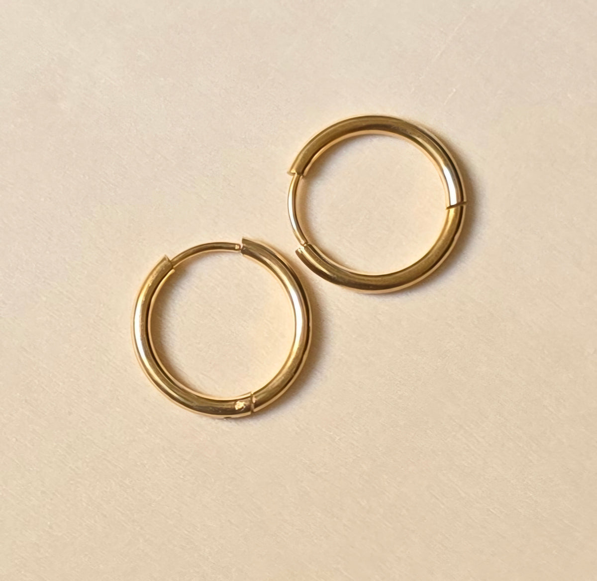 Pareja de aros de acero inoxidable bañado en oro
